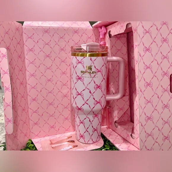 NEW Stanley 1913 x LoveShackFancy 40 OZ LIMITED EDITION Baby Bow Peppermint
Pink - Picture 2 of 5